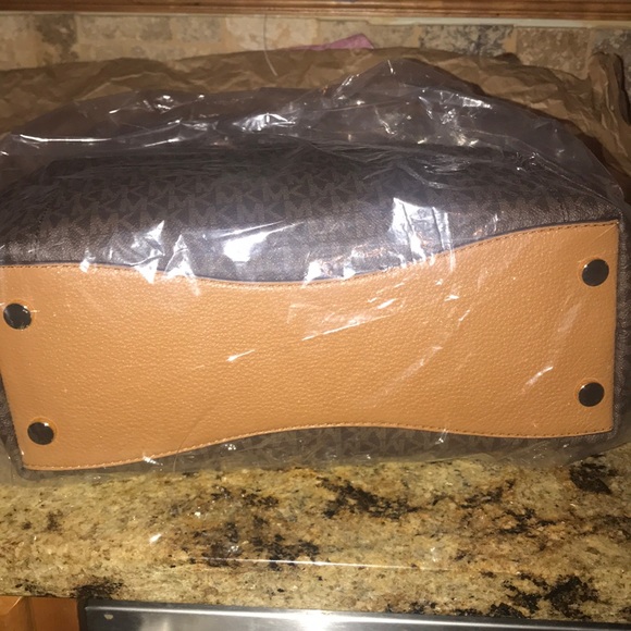 Michael Kors Fulton- Excellent Used Condition! - Picture 5 of 6